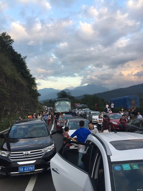 雅西高速 今天堵安逸了,轿顶山 今天天气爆好