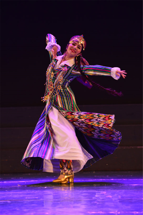 乌孜别克族传统民间舞蹈展演在乌鲁木齐举办,古丽米娜美翻了