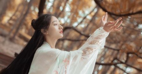 古代美女抚琴