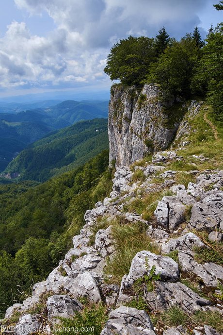 与 石灰岩山地景观