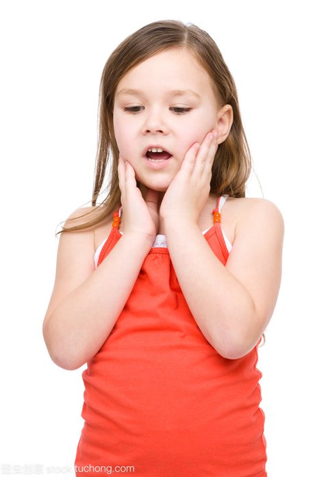 小女孩 惊讶地拿着她的脸