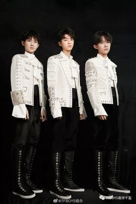 相关搜索 tfboys王俊凯小时候的丑照片 tfboys王源小时候的照片