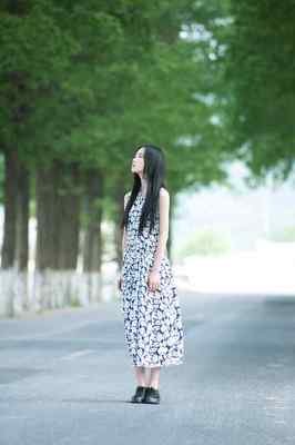 小清新美女绿色 护眼手机壁纸