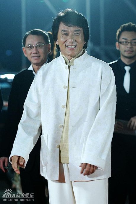图文:上海电影节红毯 成龙一身白色唐装亮相