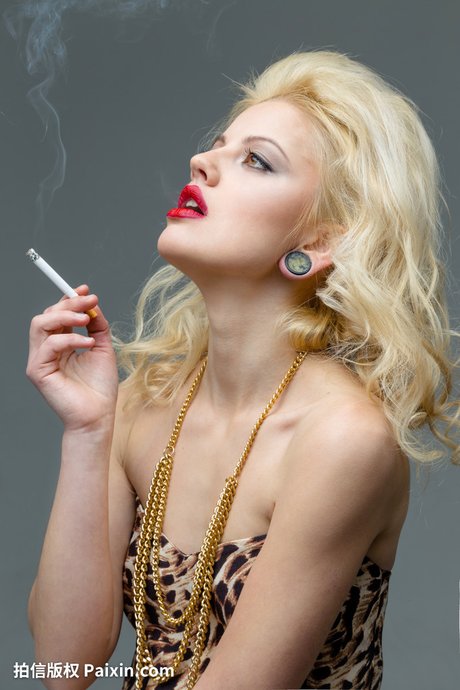 美女伤感吸烟唯美图片