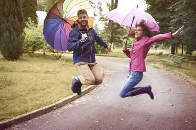 相关搜索 下雨撑伞图片 雨天照片 下雨天撑伞图片 雨中伞的图片 雨中