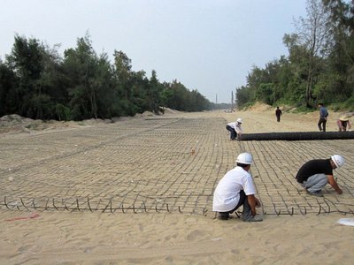 土工格栅施工铺设中注意事项