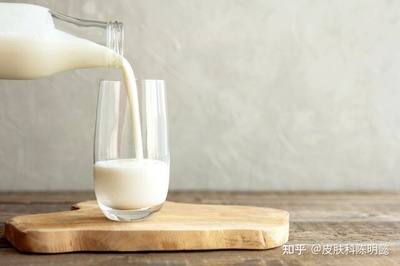 喝纯牛奶是不是会长痘痘