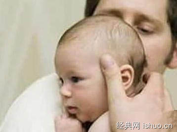 一个月的宝宝能竖着抱吗