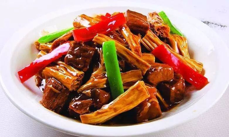 五花肉焖腐竹香菇