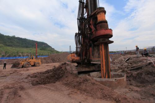 高層樓房地基打樁施工視頻大全（高層建筑地基打樁施工技術(shù)要點） 鋼結(jié)構(gòu)鋼結(jié)構(gòu)停車場施工 第2張