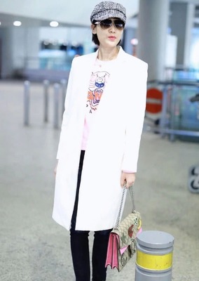 粉红的衣服配什么帽子