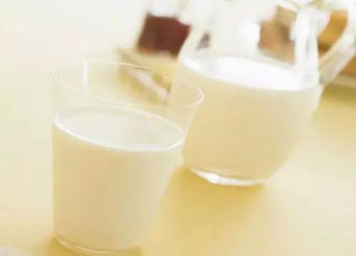 吃虾可以喝奶粉吗