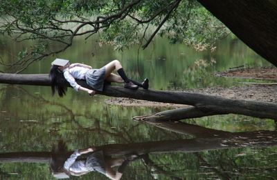 女人梦见自己掉下悬崖