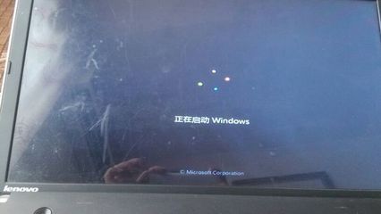 电脑黑屏开机键亮着