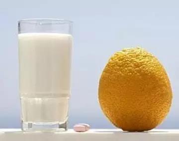 喝完牛奶后可以吃含维生素C不能吃的食物吗?