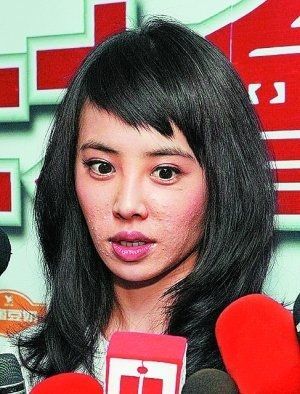 袁姗姗脸上有痘痘吗