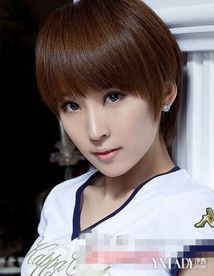 女生露耳短发