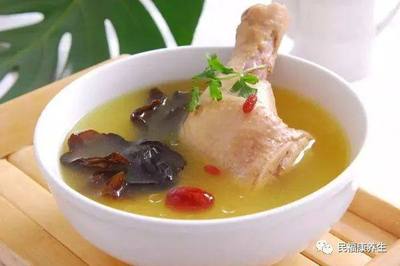 产妇坐月子可以吃母鸡汤吗,第二个月可以吃母鸡汤吗?