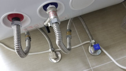 电热水器怎么接水管