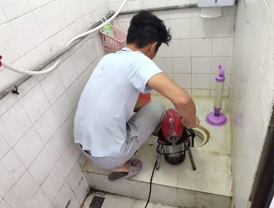 清理厨房下水道