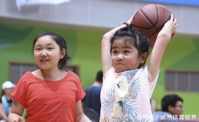 姚明14歲女兒現(xiàn)身發(fā)布會(huì)，身高驚人超母親