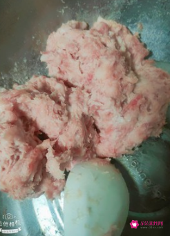 加冰块的肉丸制作方法