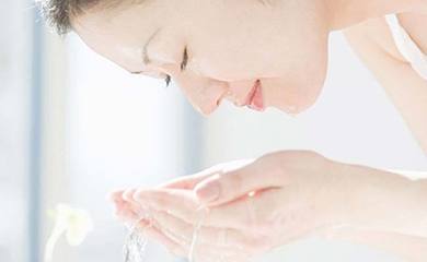 用脏水洗脸会起痘痘吗