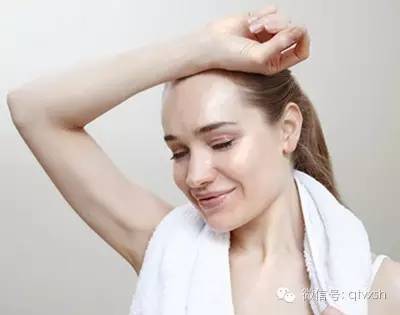 额头总出汗是怎么回事