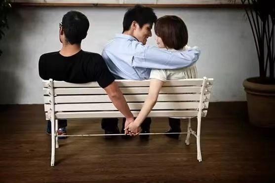 睡别人老婆犯法吗