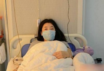 一个月就有孕吐正常吗