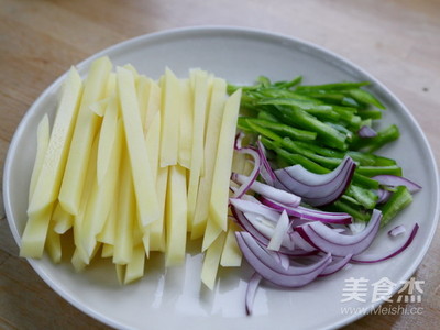 青椒土豆洋葱的做法