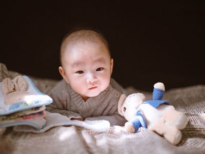 三个月宝宝趴着不会抬头怎么办