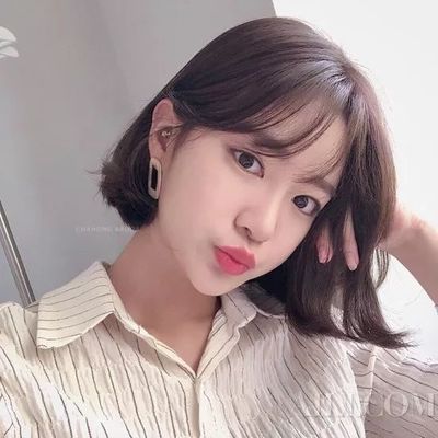 短刘海中分发型女