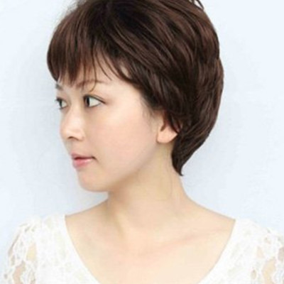 女人圆脸短发发型