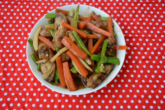 青椒炒鸡腿菇做法大全家常