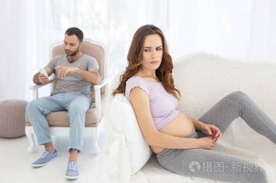 男人怀孕图