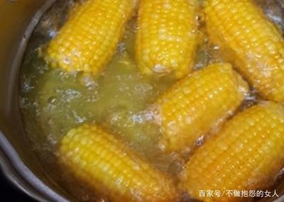 冷水下锅的玉米煮多久