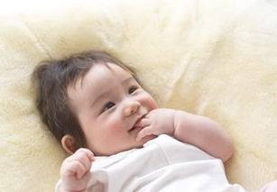 婴儿几个月吃手