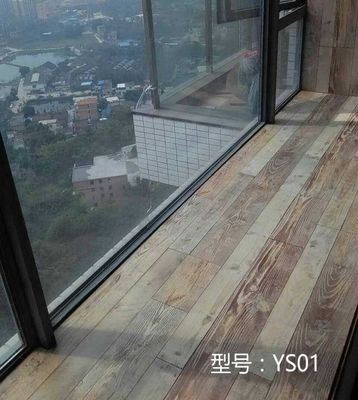 铺在室外的木地板