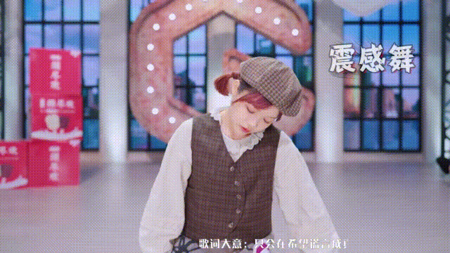 女孩舞动裙子的动作