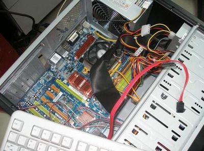 电脑主板中有个八脚的元器是什么