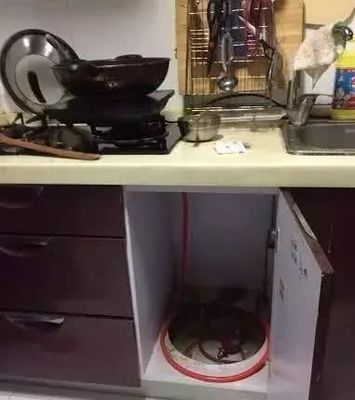 顶楼厨房通气孔封掉