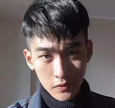 鹅蛋脸发型男