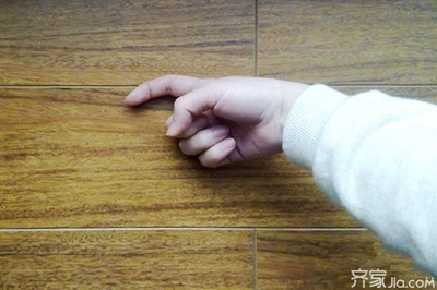 敲打地板的声音