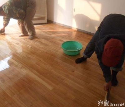 地板上漆