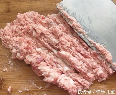 厨房有奇怪剁肉的声音