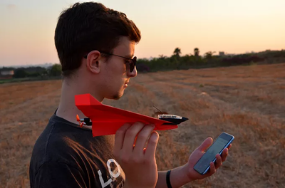 用纸板控制的纸飞机