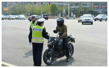 二轮摩托车载人规定