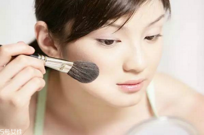 化妆后脸出油怎么补妆